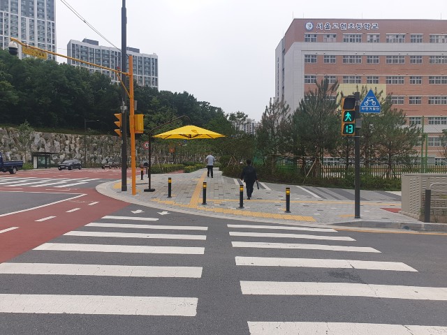 고현초등학교 삼거리에 설치된 노랑그늘막