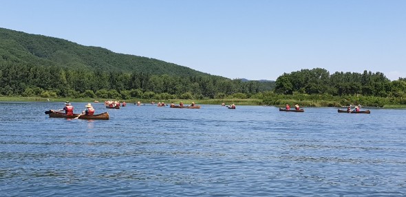 의암호의 물살을 가르며 카누를 타고 있는 회원들