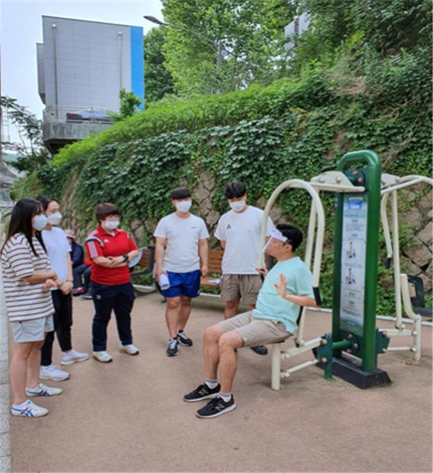 서대문구 우리동네 파크트레이너가 홍제천 변에서 시민들에게 올바른 운동기구 이용법을 지도하고 있다