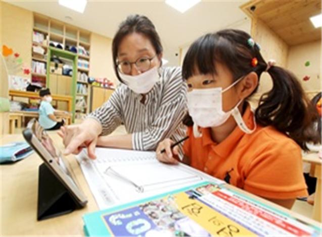 왕십리2동 KCC스위첸 아파트 내 아이꿈누리터에서 돌봄 선생님이 온라인 수업 지원을 하고 있다