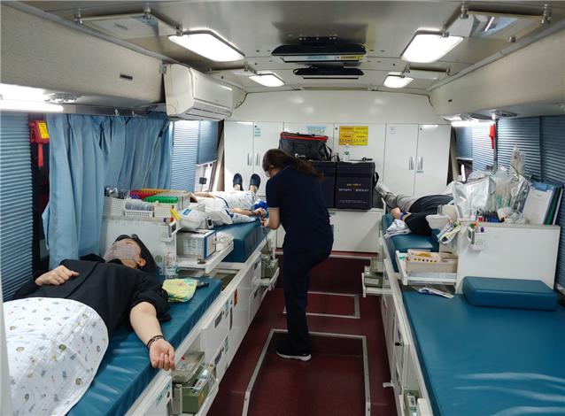 성북구청 직원들이 코로나19로 인한 혈액수급난 해소를 위한 사랑의 헌혈 운동에 참여하고 있다
