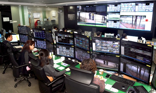 관제요원이 CCTV를 모니터링 하고있는 모습