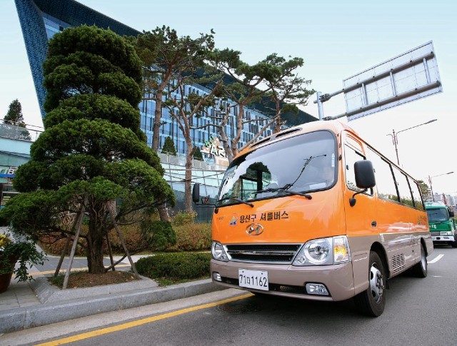 10일 운행을 재개한 용산구 문화시설의 셔틀버스 모습