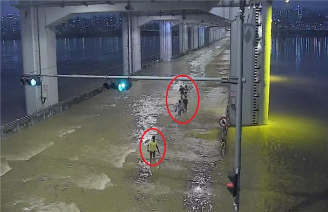 폭우로 한강 수위가 높아져 잠수교에 고립된 외국인학생들