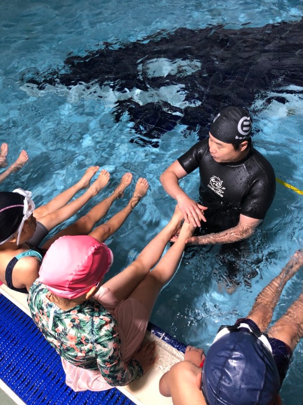 어린이들을 대상으로 한 수영 프로그램 진행 모습