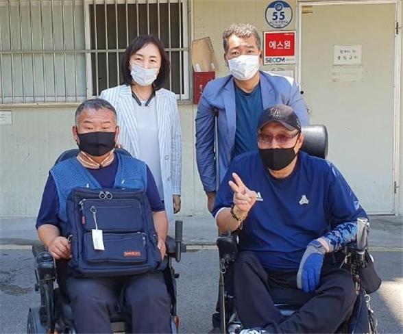 이영실 서울시의회 보건복지위원장(뒤줄 왼쪽)이 장애인단체 관계자들과 기념 촬영을 하고 있다