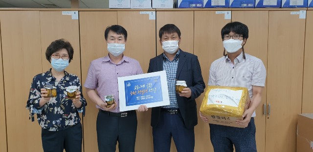 성북동 ‘공유부엌’ 사업팀이 수제 청귤청 104병을 성북구 보건소에 전달했다.