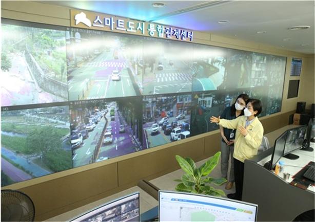 김미경 구청장이 스마트시티 통합관제센터에서 CCTV를 살펴보고 있다