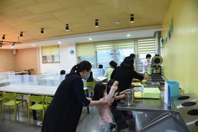 돌봄 어린이들이 '상계두산 아이휴센터' 내 식당을 이용하고 있다
