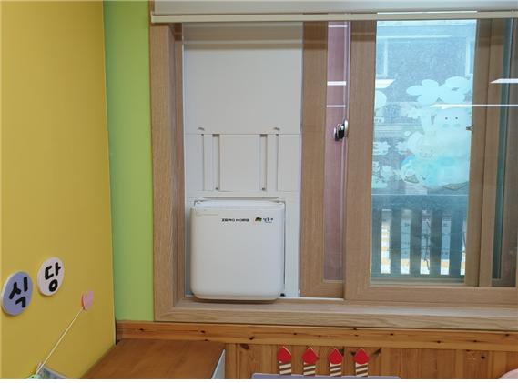 어린이집 실내공기를 자동환기는 하는 ‘자동환기시스템’ 설치 모습