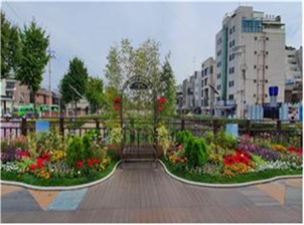 성북구청사 앞 바람마당에 ‘바람 · 꽃 · 정원’을 새롭게 단장했다