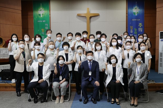 서울재활병원 직원들이 의료기관 인증 기념촬영을 하고 있다