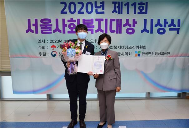 이병도 의원(왼쪽)이 제11회 서울사회복지대상을 수상하고 기념 촬영을 하고 있다. (오른쪽 남인순 국회의원)