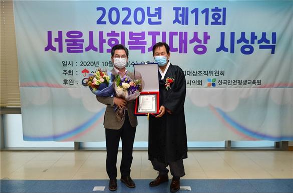 박기재 부위원장이 제11회 서울사회복지대상을 수상하고 기념 촬영을 하고 있다