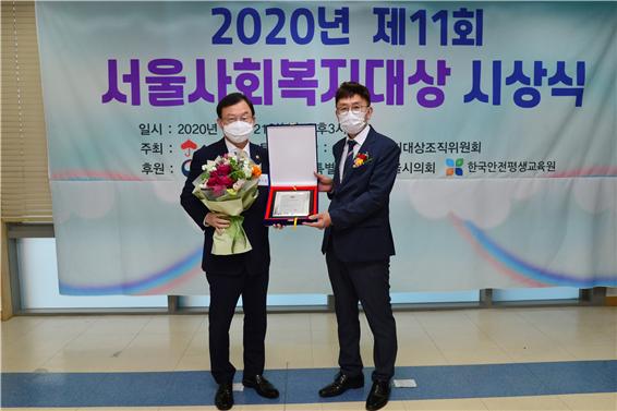 박기열 서울시의원(왼쪽)이 서울사회복지대상을 수상하고 기념 촬영을 하고 있다