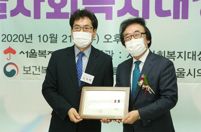 김정해 교장(왼쪽)이 김기덕 서울시의회 부의장과 기념 촬영을 하고 있다