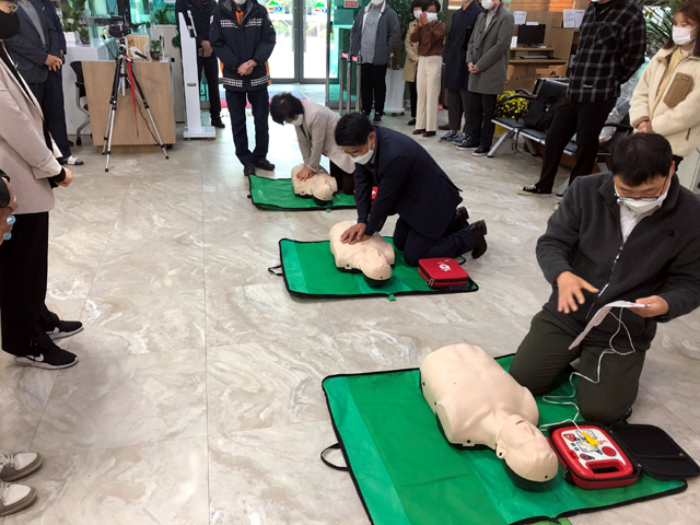 민원봉사실 민원팀이 심폐소생술과 자동심장충격기(AED) 사용을 위한 실습훈련을 하고 있다