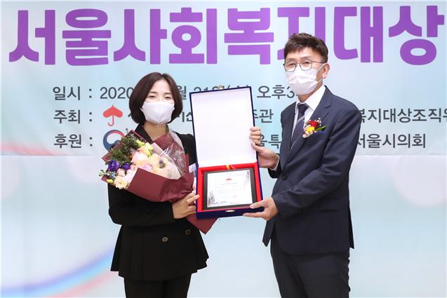 김안숙 서초구의회 의장(왼쪽)이 제11회 서울사회복지대상을 수상하고 기념 촬영을 하고 있다