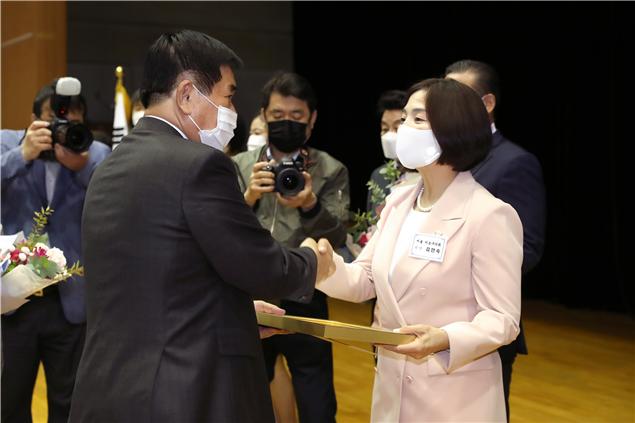 김안숙 서초구의회 의장이 의정대상을 수상하고 있다