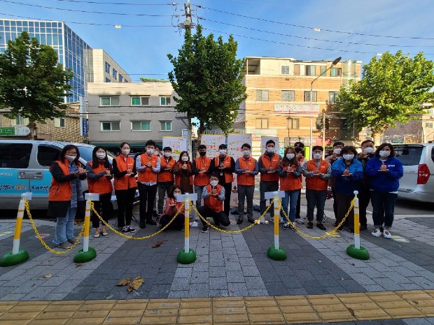 강북구치매안심센터 직원들이 '행복한 기억찾기' 캠페인 기념촬영을 하고 있다.