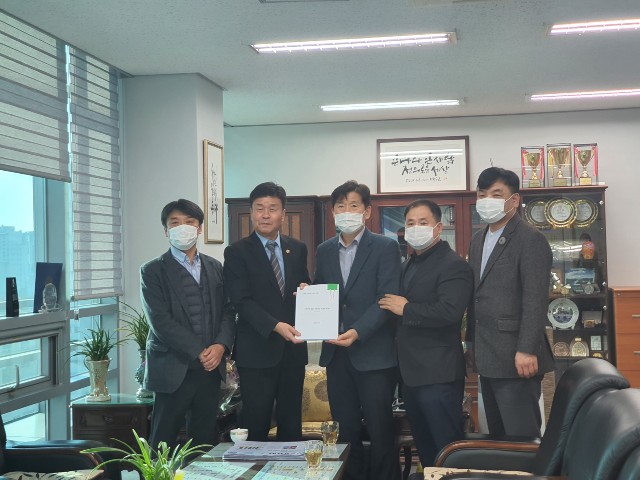 김현훈 은평구사회복지협의회장(왼쪽 3번째)이 박용근 은평구의회 의장(왼쪽 2번째)에게 호소문을 전달했다