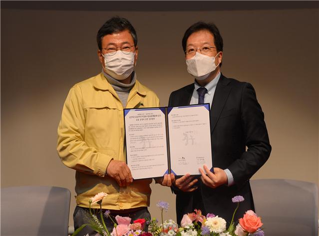 서양호 구청장(왼쪽)과 김세용 서울주택도시공사 사장(오른쪽)이 업무협약 후 기념 촬영하고 있다