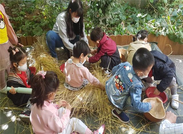 영등포구 한 어린이집에서 교사와 어린이들이 생태체험프로그램 활동을 하고 있다