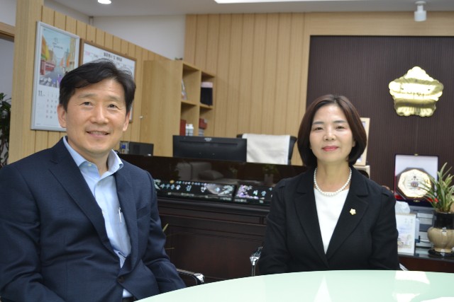 김현훈 회장(왼쪽)과 김안숙 의장(오른쪽)은 서울시 사회복지와 서초구 지역 사회복지를 위해 상호 협력 체제를 구축하기로 뜻을 모았다