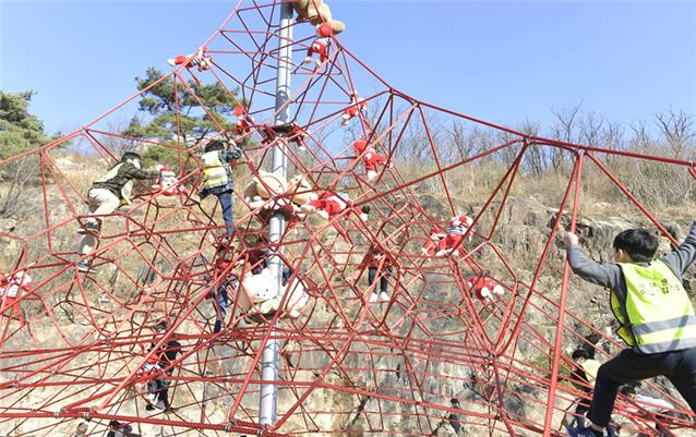 어린이들이 서대문구 신기한놀이터에 설치된 스페이스네트를 즐기고 있다