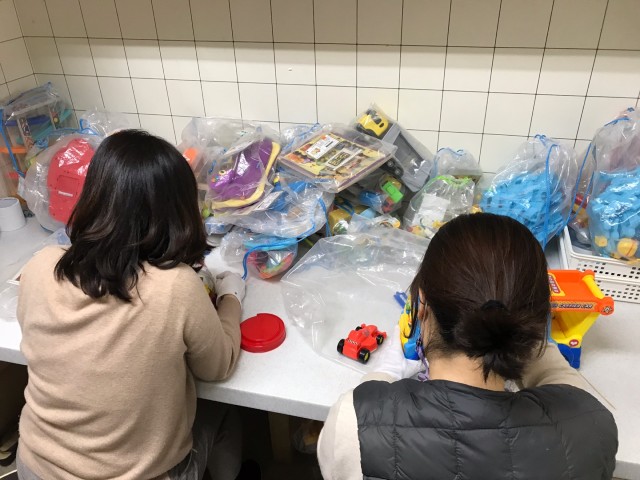 장애인 일자리 사업 참여자가 강북육아종합지원센터에서 장난감 세척하는 일을하고 있다