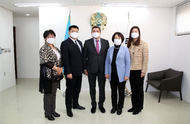 박경희 의장(왼쪽 4번째)과 양리리 의원(맨 오른쪽)이 주한 카자흐스탄 대사관을 방문해 관계자들과 기념 촬영을 하고 있다