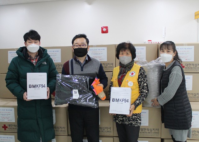 ▲ 적십자 봉사원이 한국농아인협회 용산지회에 에너지세이브박스를 전달했다