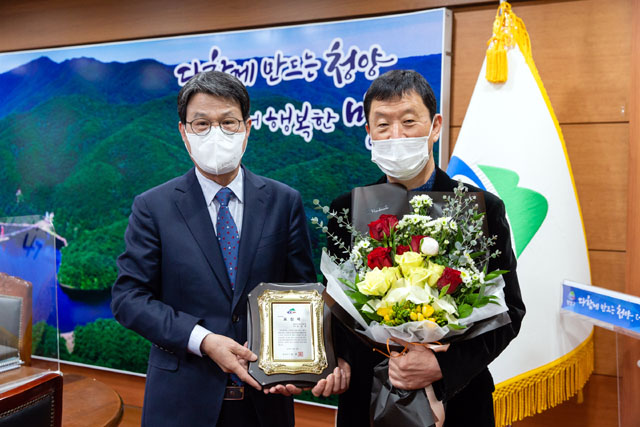 김돈곤 청양군수(왼쪽) 김상경 청양군보건의료원장(오른쪽)