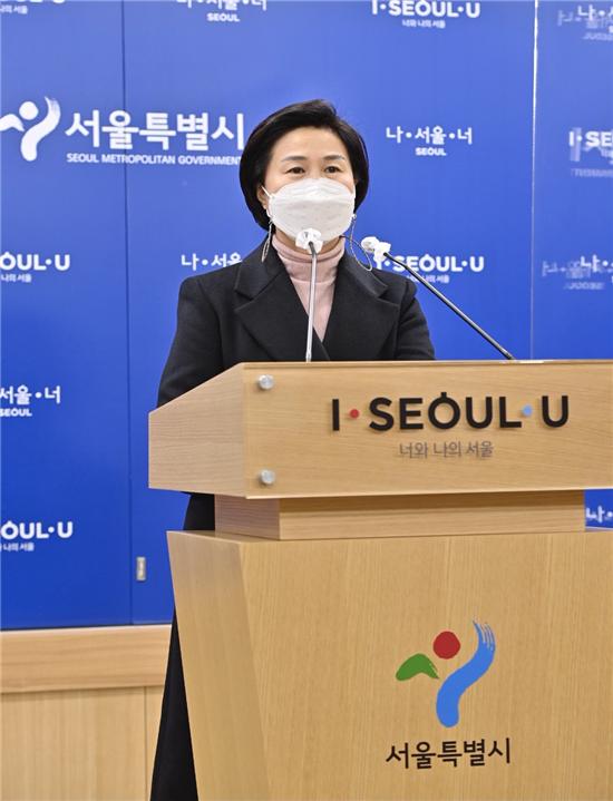 21일 오후 2시 열린 정례브리핑에서 발표하는 김수영 구청장