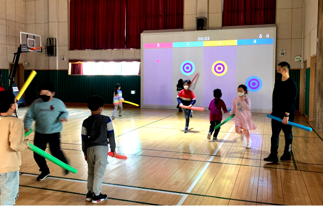 초등학교 어린이들이 VR 스포츠 장비 체험 활동을 하고 있다