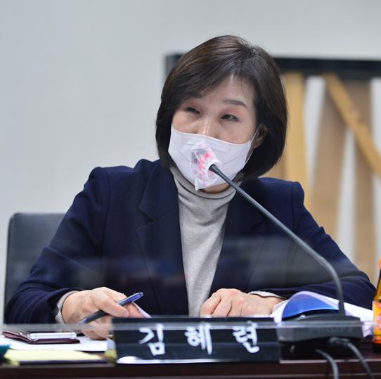 김혜련 의원이 서울신용보증재단 서초지점으로부터 업무보고를 받고있다