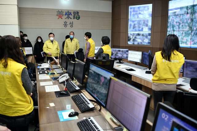 CCTV관제센터를 찾아 관제원들의 노고를 격려하고 있는 김석환 군수
