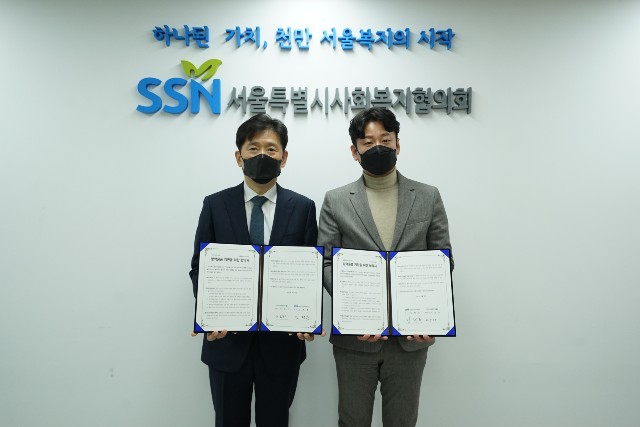 김현훈 회장(왼쪽)이 방역용품 지원 협약식을 마치고 기념 촬영을 하고 있다