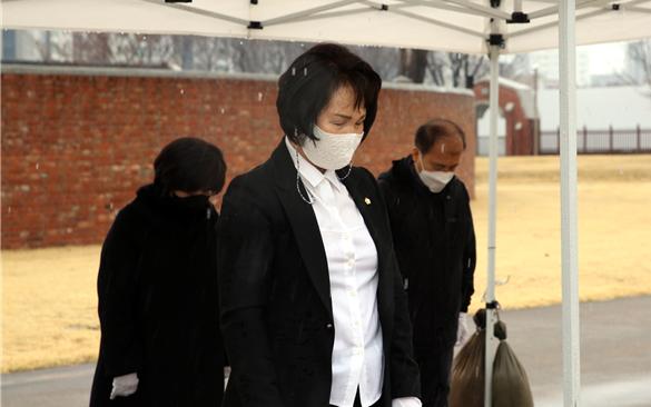 박경희 의장이 순국선열 추모비 앞에서 참배하고 있다