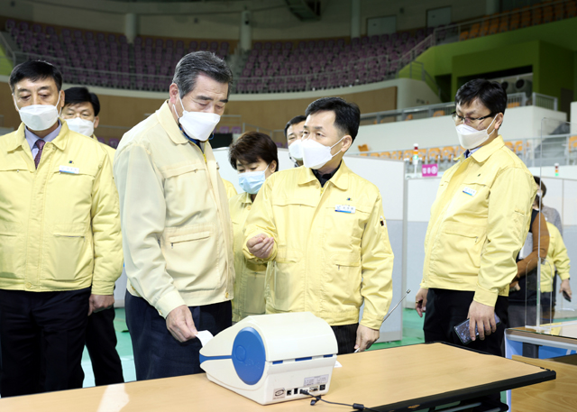 김동일 시장 코로나19 예방접종센터 점검 하고 있다.