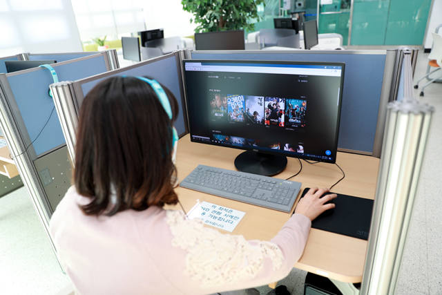 충남도립대학교 도서관에서 웨이브온 VOD 서비스 사전 점검이 진행되고 있다