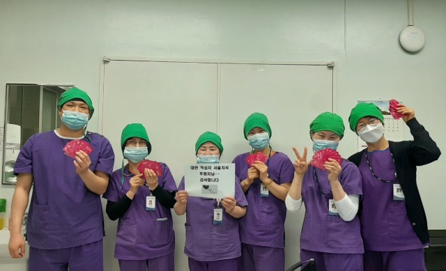 일회용 손소독제를 전달받은 서울의료원 의료진들