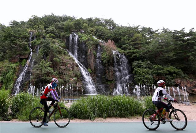 서대문구가 모든 구민을 피보험자로 하는 자전거보험에 가입했다.(홍제천 변에서 시민이 자전거를 즐기는 모습)