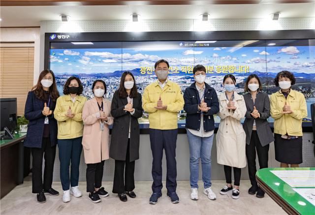 보건의 날 맞이 보건소 직원 차담회에 참여한 직원들과 김선갑 구청장(가운데)
