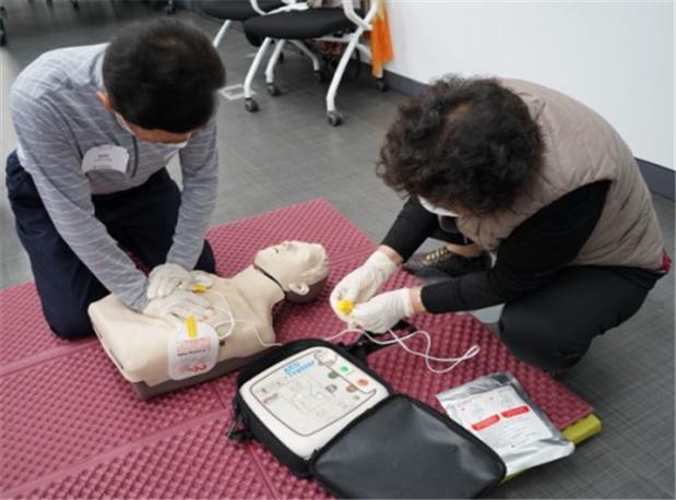 한국노인인력개발원 중부 노인일자리 통합지원센터에서 노인일자리사업 공익활동 참여자(팀장)가 심폐소생술 교육을 받고 있다