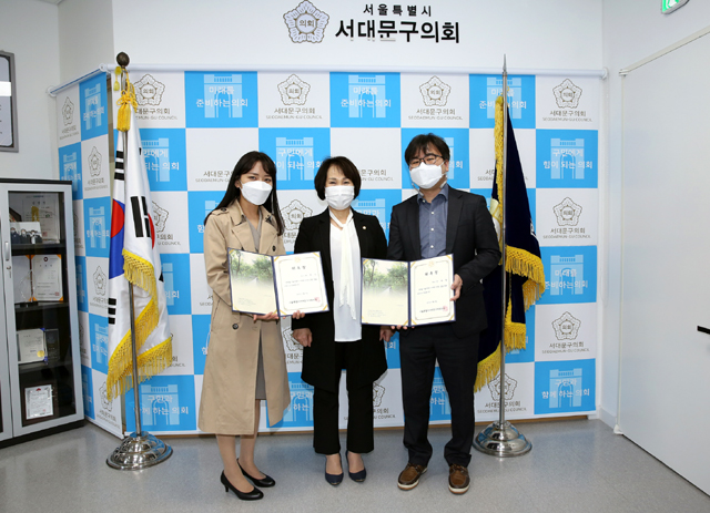 (왼쪽부터) 위정미 변호사, 박경희 의장, 안희철 변호사가 기념촬영을 하고 있다