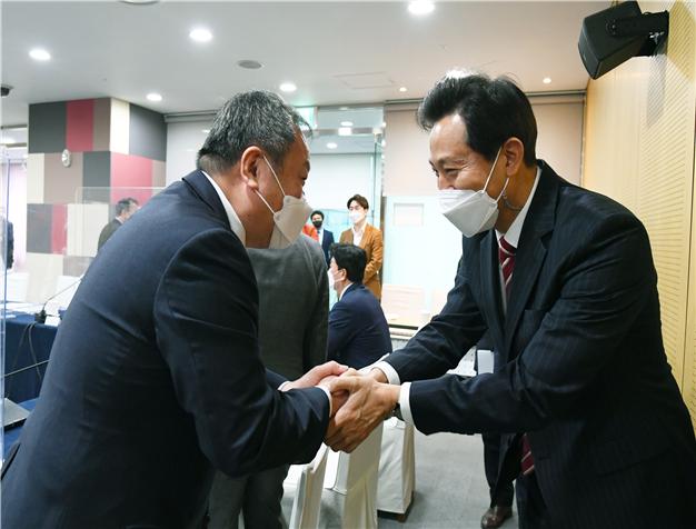 왼쪽 김인호 서울특별시의회 의장, 오른쪽 오세훈 서울특별시장 