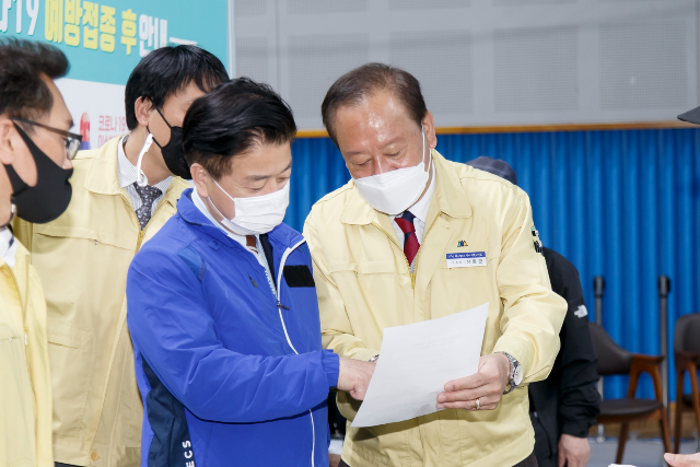 예방접종센터서 현장을 점검하고 있는 노웅래 국회의원(왼쪽)과 유동균 마포구청장