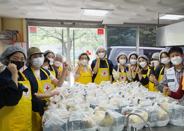 봉사활동에 참여한 SM엔터테인먼트 임직원들과 적십자 봉사원들