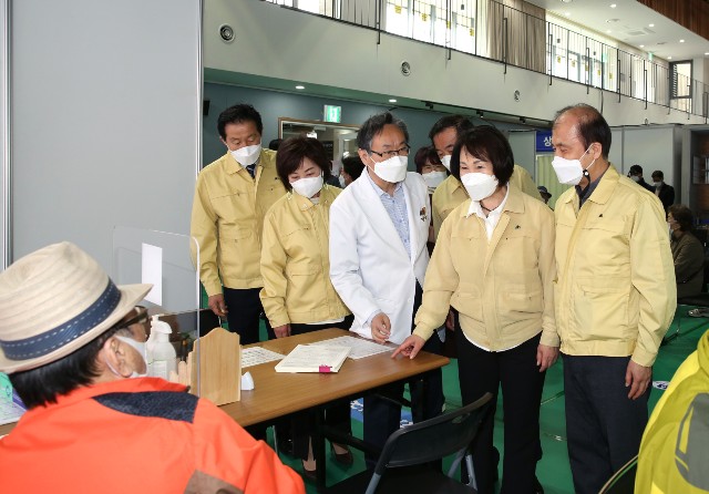 서대문구의회 의원들이 ‘코로나19 예방접종센터’를 방문해 접종 현황을 살피고 있다